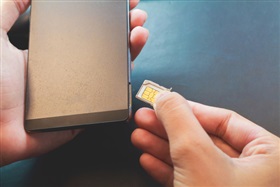 De mobiele gegevensdrager van een minderjarige uitlezen