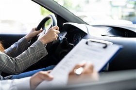 Intrekking rijbewijs voor rij-instructeur die tijdens rijles gsm gebruikte