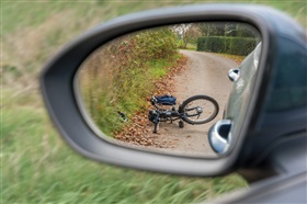 Kan er sprake zijn van vluchtmisdrijf wanneer partijen na een verkeersongeval hun gegevens uitwisselen, maar één partij nadien niet meer reageert?