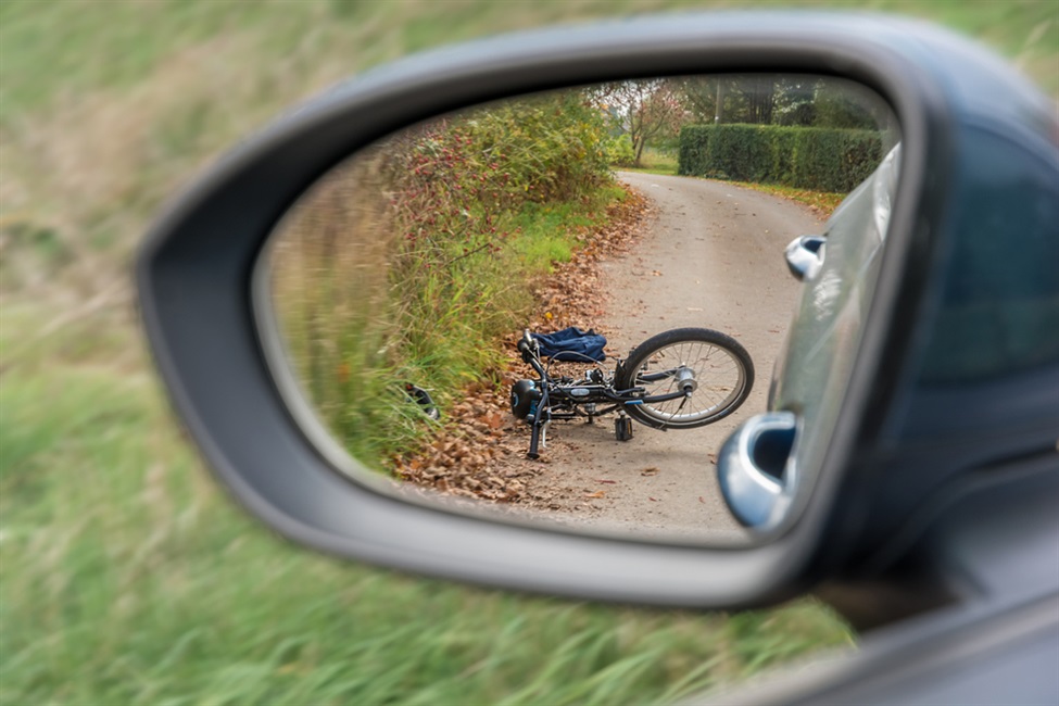 Kan er sprake zijn van vluchtmisdrijf wanneer partijen na een verkeersongeval hun gegevens uitwisselen, maar één partij nadien niet meer reageert?