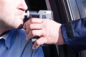 VERKEER - Dronken bestuurder vrijgesproken wegens onvoldoende bewijs dat het voertuig effectief bestuurd werd